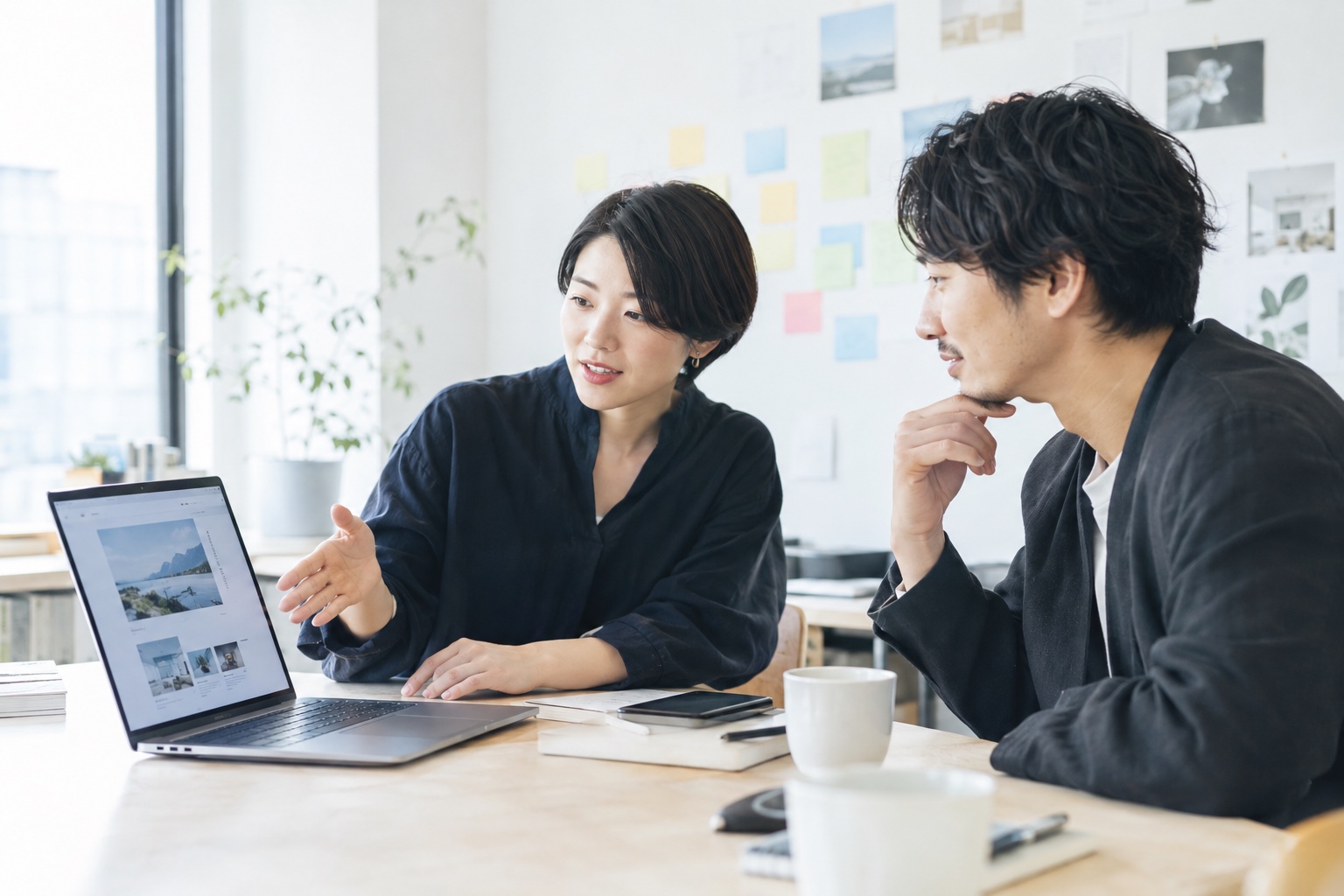 画面を見ながら相談する様子